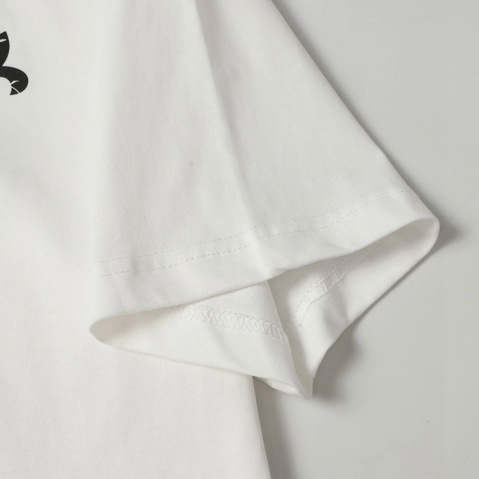 🅿️170 CHROME HEARTS/Chrome Heart CH Sanskrit printed short-sleeved T-shirt The fabric is made of 280g heavy combed cotton, customized with 32 count 1*1 threads, and washed twice for ready-to-wear. The fabric is comfortable and skin-friendly without any strange feeling. Custom-dyed fabric, with high textile density, good drape, and not easy to deform. The thick texture and tight spinning process will not affect the breathability of the fabric. The color saturation is very high. Imported digital direct-injection printing technology. A versatile and good-looking short-sleeve. The loose version covers the flesh and makes you look slimmer. It is the same style for men and women. It has three complete standards. Color: Black-White Size: XS-L
